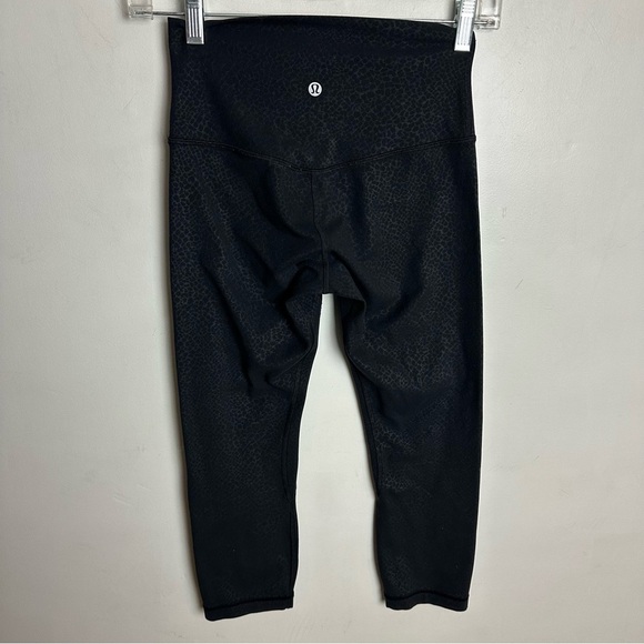 Lululemon Leggings Crop Pants Women's size 4 Animal Print Black Running yoga - Picture 2 of 7